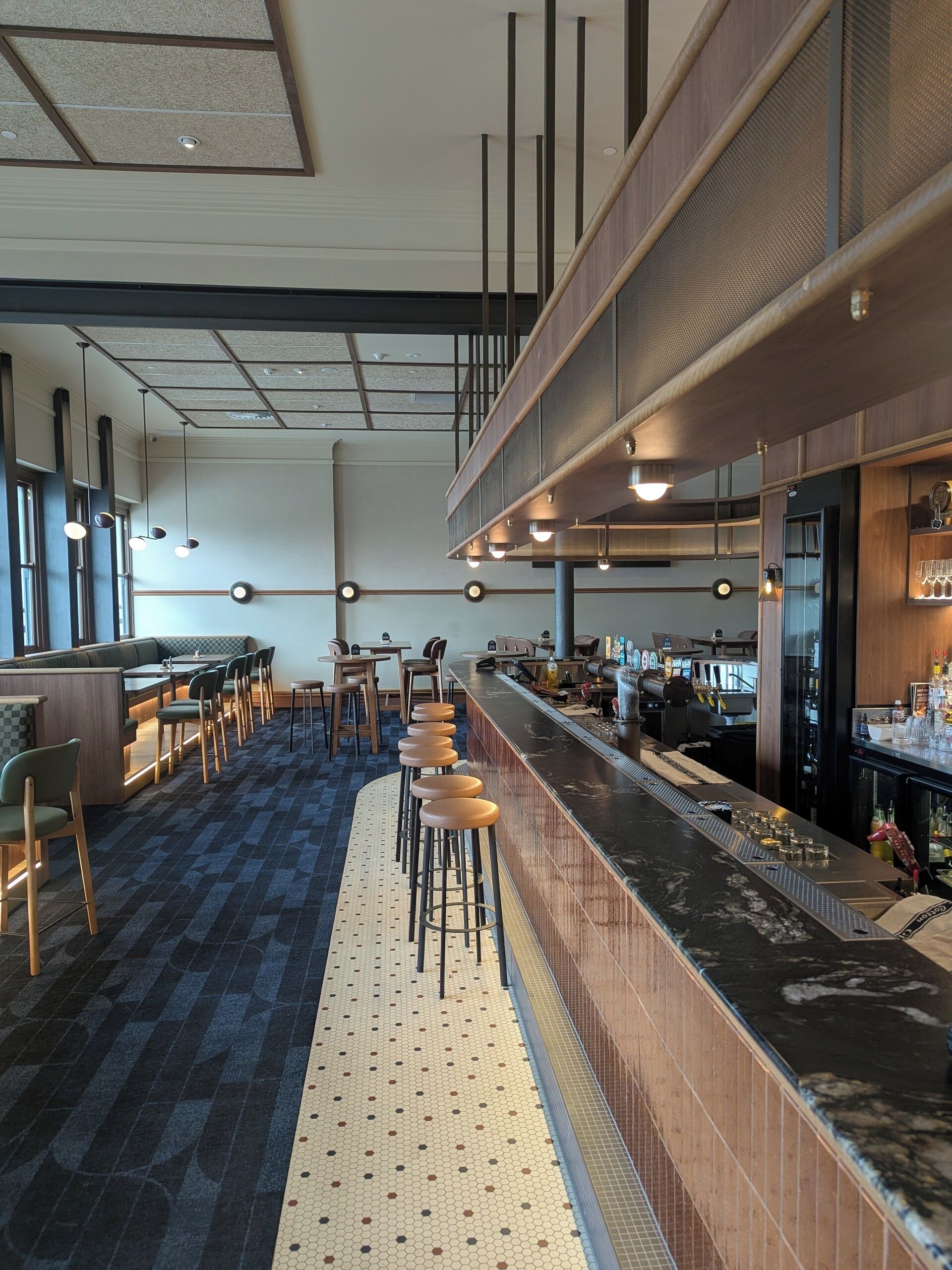 2 bars/lounges