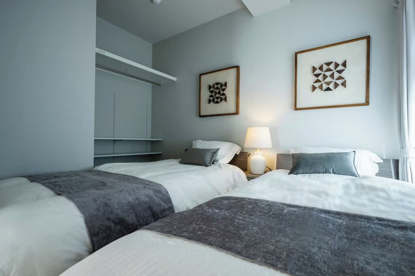 โต๊ะทำงาน, พื้นที่ทำงานแบบใช้แล็ปท็อป, Wi-Fi ฟรี