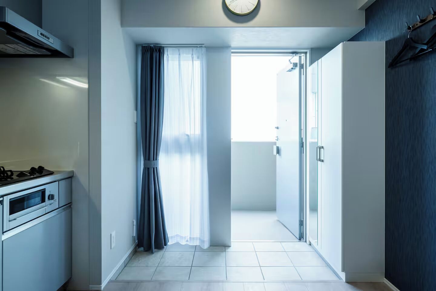 Full-sized fridge, microwave, stovetop, cookware/dishes/utensils