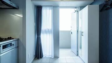 Full-sized fridge, microwave, stovetop, cookware/dishes/utensils