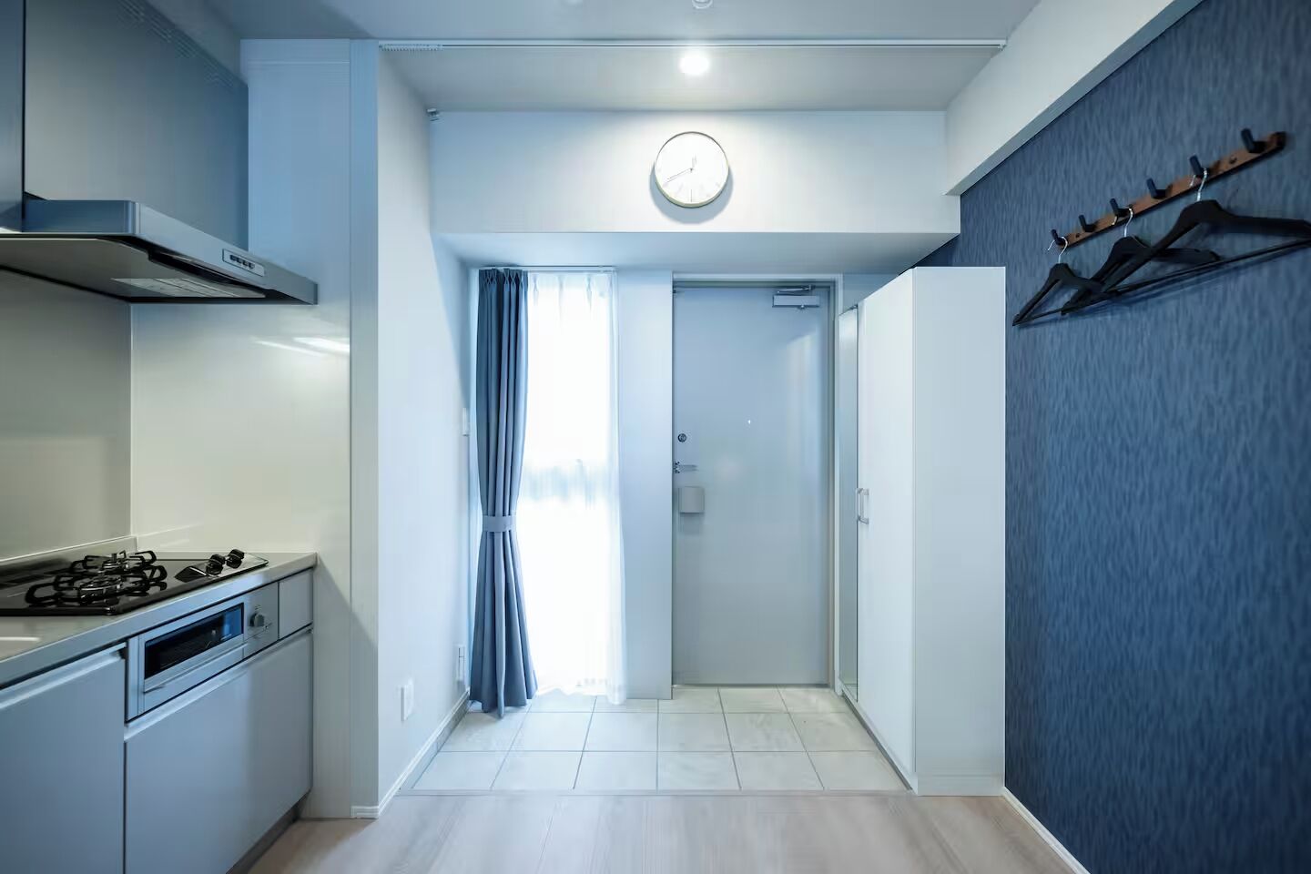 Großer Kühlschrank, Mikrowelle, Herdplatte
