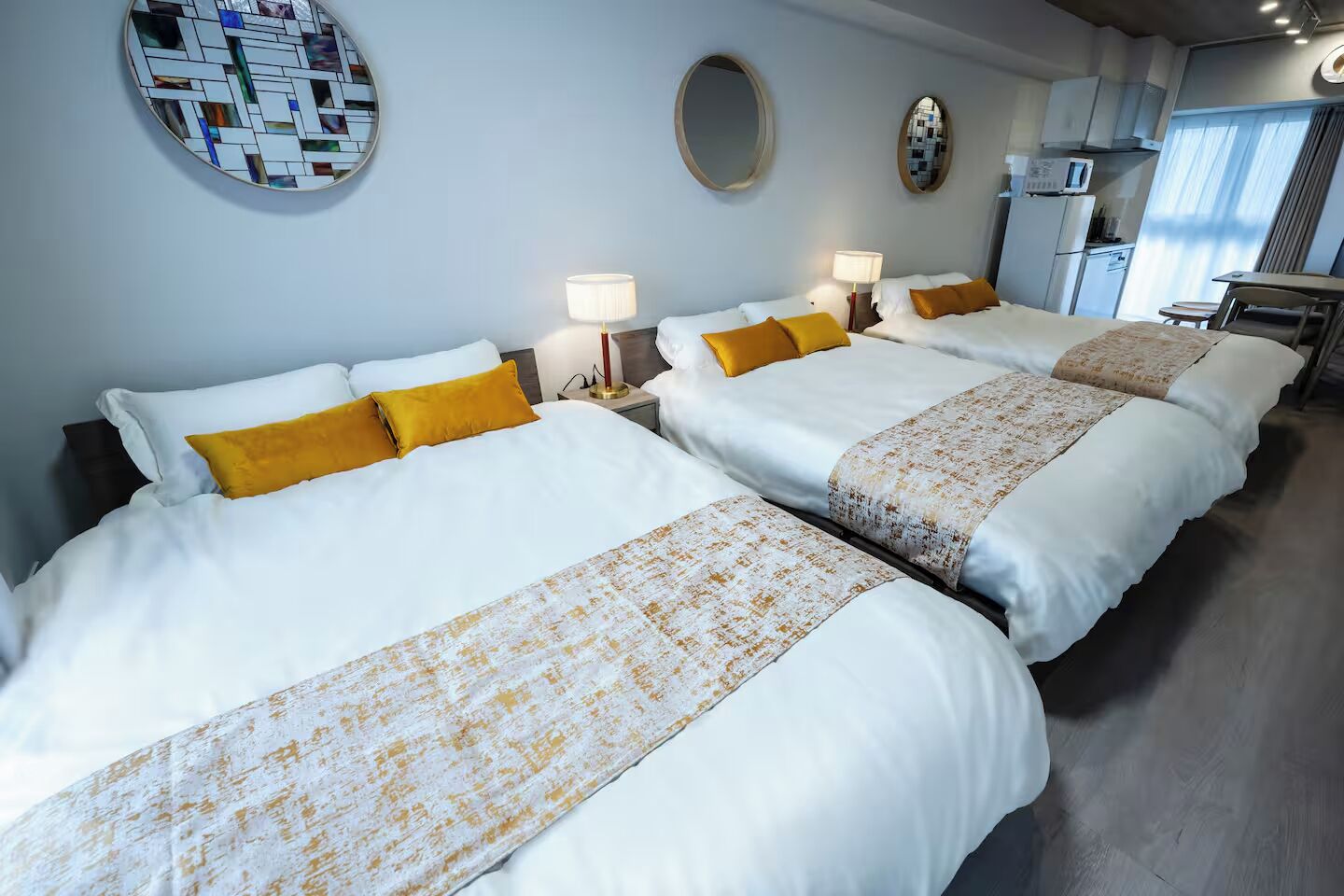 โต๊ะทำงาน, พื้นที่ทำงานแบบใช้แล็ปท็อป, Wi-Fi ฟรี