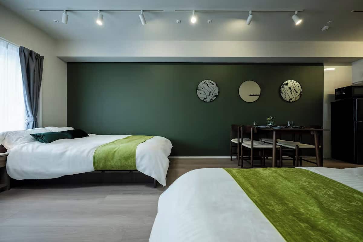 Meja kerja, ruang kerja ramah laptop, dan Wi-Fi gratis