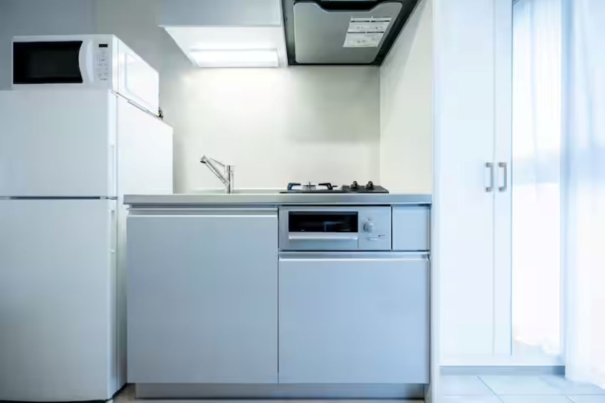 Full-sized fridge, microwave, stovetop, cookware/dishes/utensils