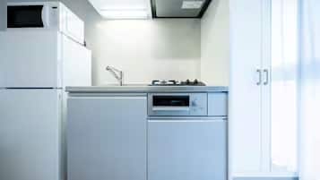 Full-sized fridge, microwave, stovetop, cookware/dishes/utensils