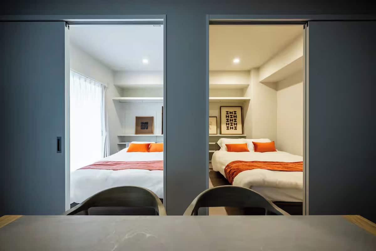 Meja kerja, ruang kerja ramah laptop, dan Wi-Fi gratis