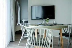 In-room dining - ZEE HAVEN Nagasakiekimae (Nagasaki)