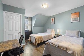 Tabla de planchar con plancha, wifi y ropa de cama 