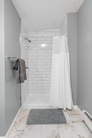 Een douche, een haardroger, handdoeken, zeep