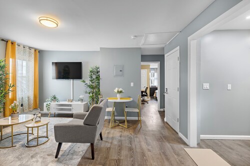 Modern 2 Bedroom, private parking, 15 minutes-World Cup Stadium, 30 minutes-NYC