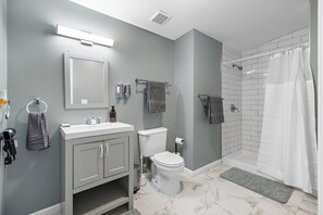 Regadera, secadora de cabello, toallas, jabón 