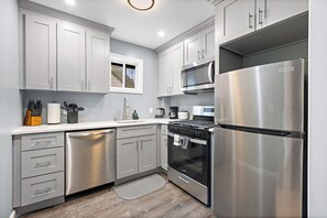 Microondas, horno, parrilla de estufa y lavavajillas 