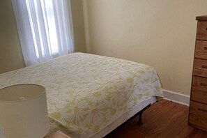 1 bedroom, WiFi, bed sheets - Cozy 1-bedroom apartment steps from the beach in St. Joseph - The Ethan (St. Joseph)