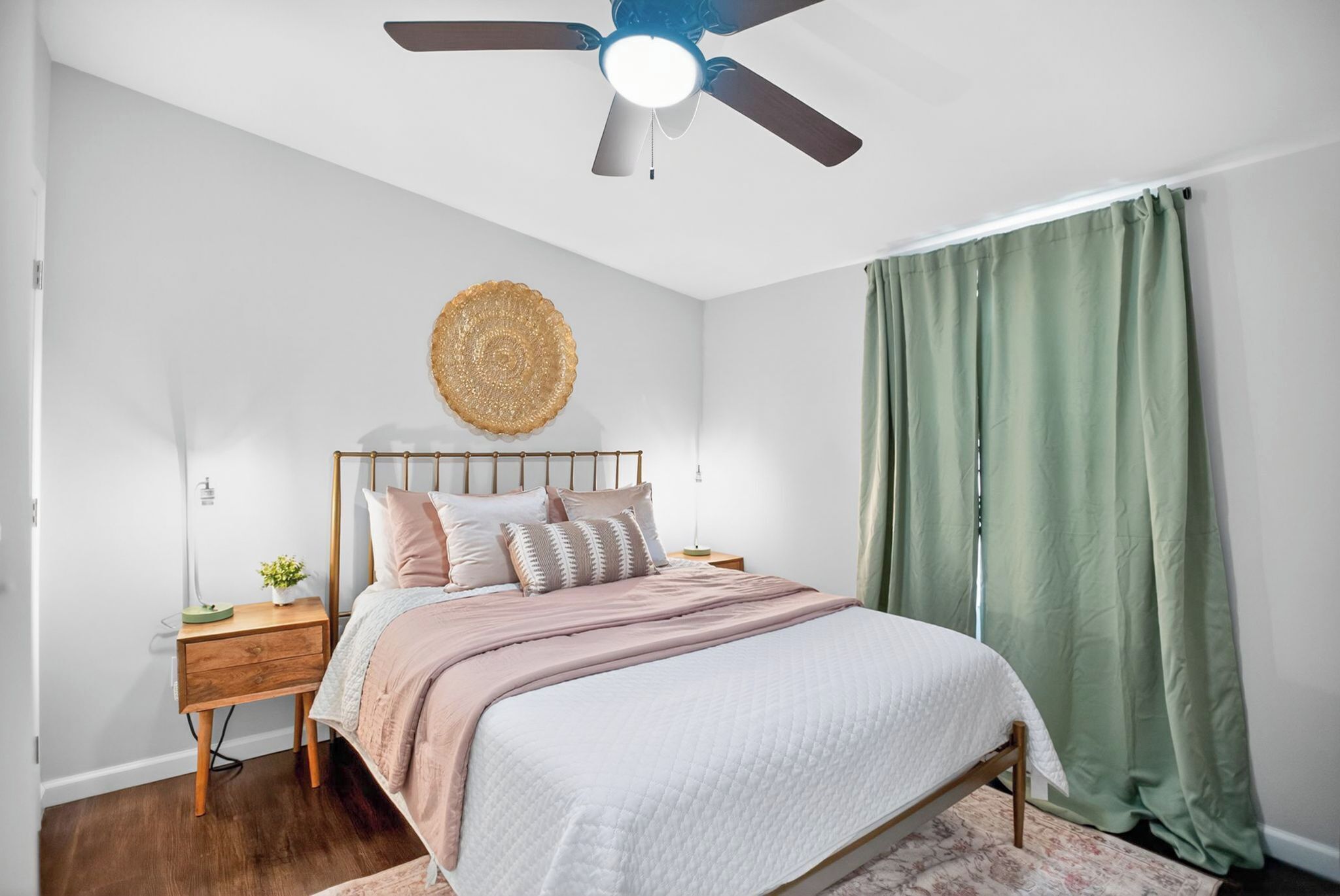 3 soverom, skrivebord, wi-fi (inkludert) og sengetøy