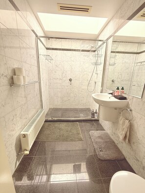 Douche, serviettes fournies, savon, shampoing