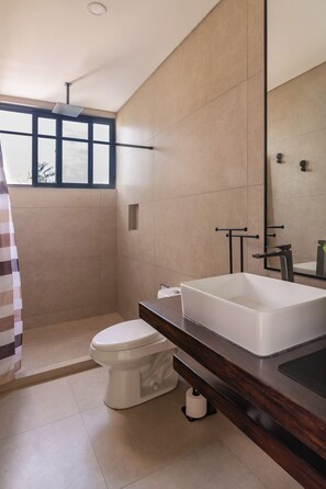 Shower, towels, soap, toilet paper - Ocean Breezes & Mountain Views — Your Cliffside Escape in La Libertad (El Sunzal)