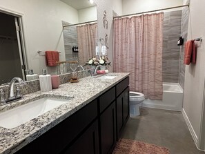Shower, towels, soap, toilet paper - 14+ day Stay in Killeen- Fully furnished, all utilities, WiFi, security camera (Killeen)