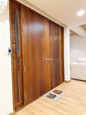 Interior - Perfect 6-bedroom townhome with AC in vibrant Asok (Krung Thep Maha Nakhon)