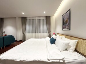 6 bedrooms, iron/ironing board, WiFi, bed sheets - Perfect 6-bedroom townhome with AC in vibrant Asok (Krung Thep Maha Nakhon)