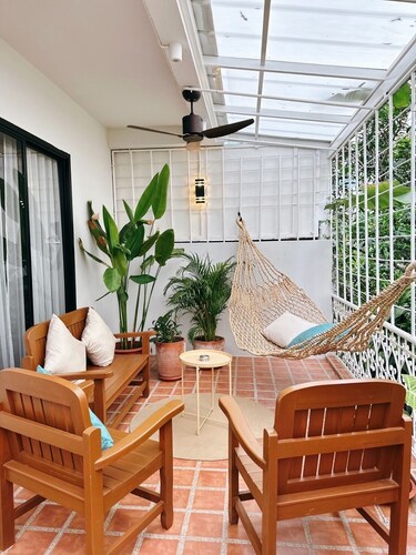 Perfect 6-bedroom townhome with AC in vibrant Asok