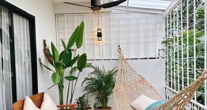 Perfect 6-bedroom townhome with AC in vibrant Asok