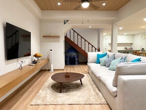 Smart TV - Perfect 6-bedroom townhome with AC in vibrant Asok (Krung Thep Maha Nakhon)