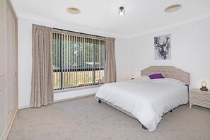 4 bedrooms, iron/ironing board, WiFi, bed sheets