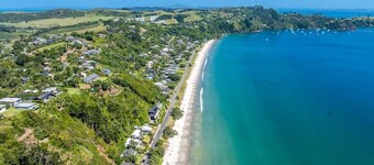 Edenvale Onetangi by Waiheke Pure -  Easy walk to beach, shops and bustop, sun drenched decks