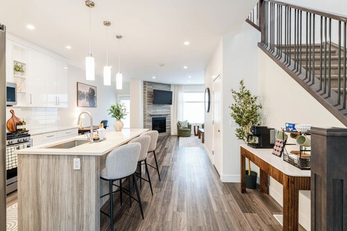 Luxury 3BR Retreat Near Downtown | 5-PC King Ensuite +Private Balcony | Sleeps 6