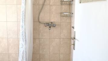 Dusche, Haartrockner, Bidet, Handtücher