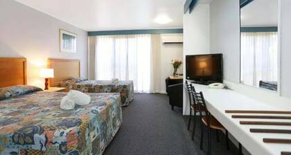 Reef Resort Motel - Twin Room