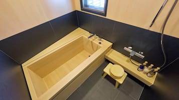Combined shower/tub, free toiletries, hair dryer, electronic bidet
