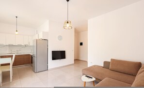 Eine moderne Wohnung mit Küche, Essbereich und Wohnzimmer.