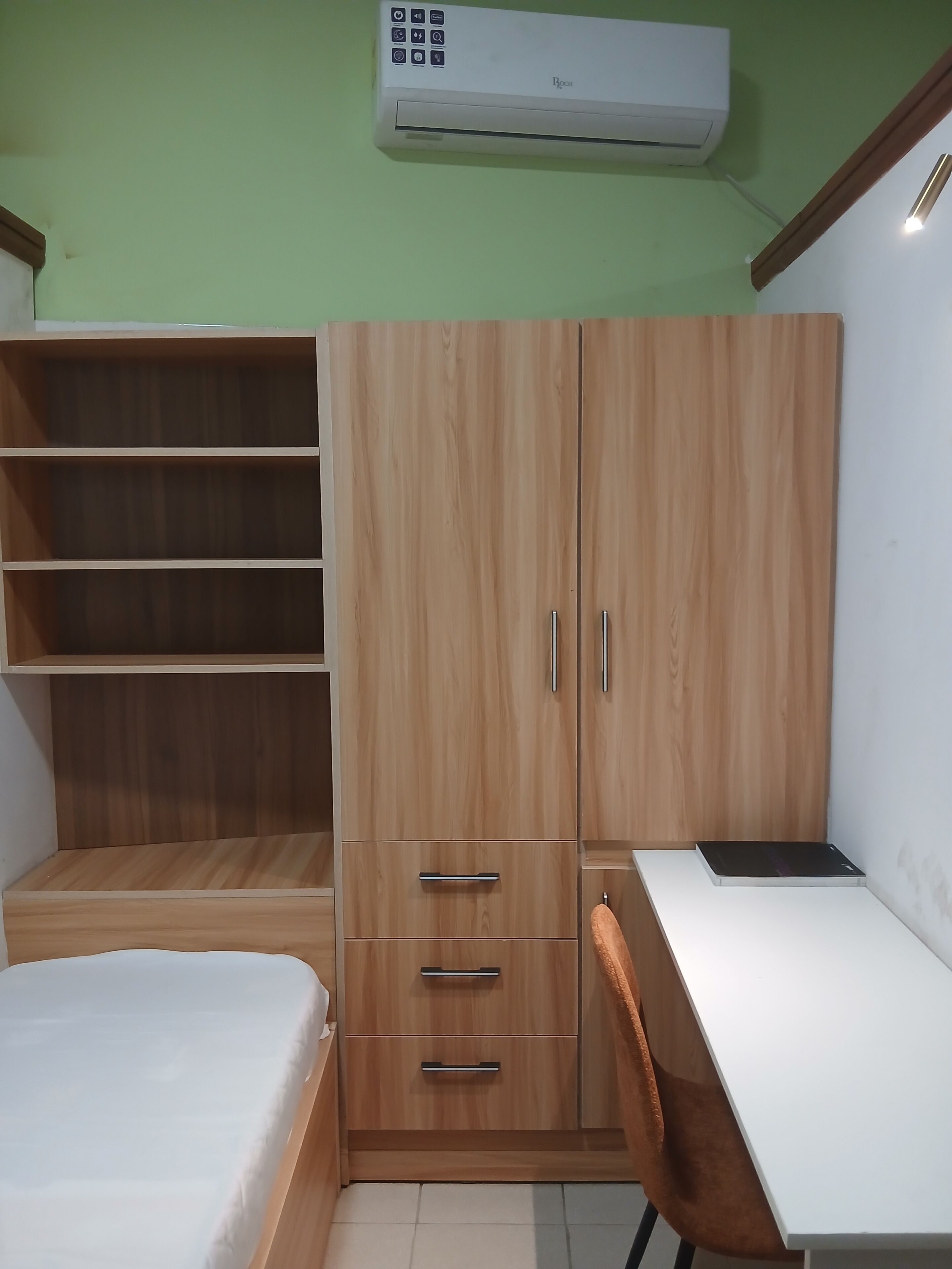 Dormitorio compartido Confort | Decoración personalizada, muebles diferentes y escritorio 