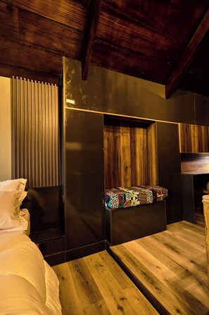 Desk, laptop workspace, free WiFi - Premier Cabins  (Accra)