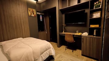 Deluxe Double Room | Desk, laptop workspace, free WiFi