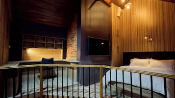 Executive Studio | Desk, laptop workspace, free WiFi