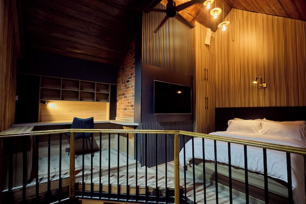 Executive Studio | Desk, laptop workspace, free WiFi