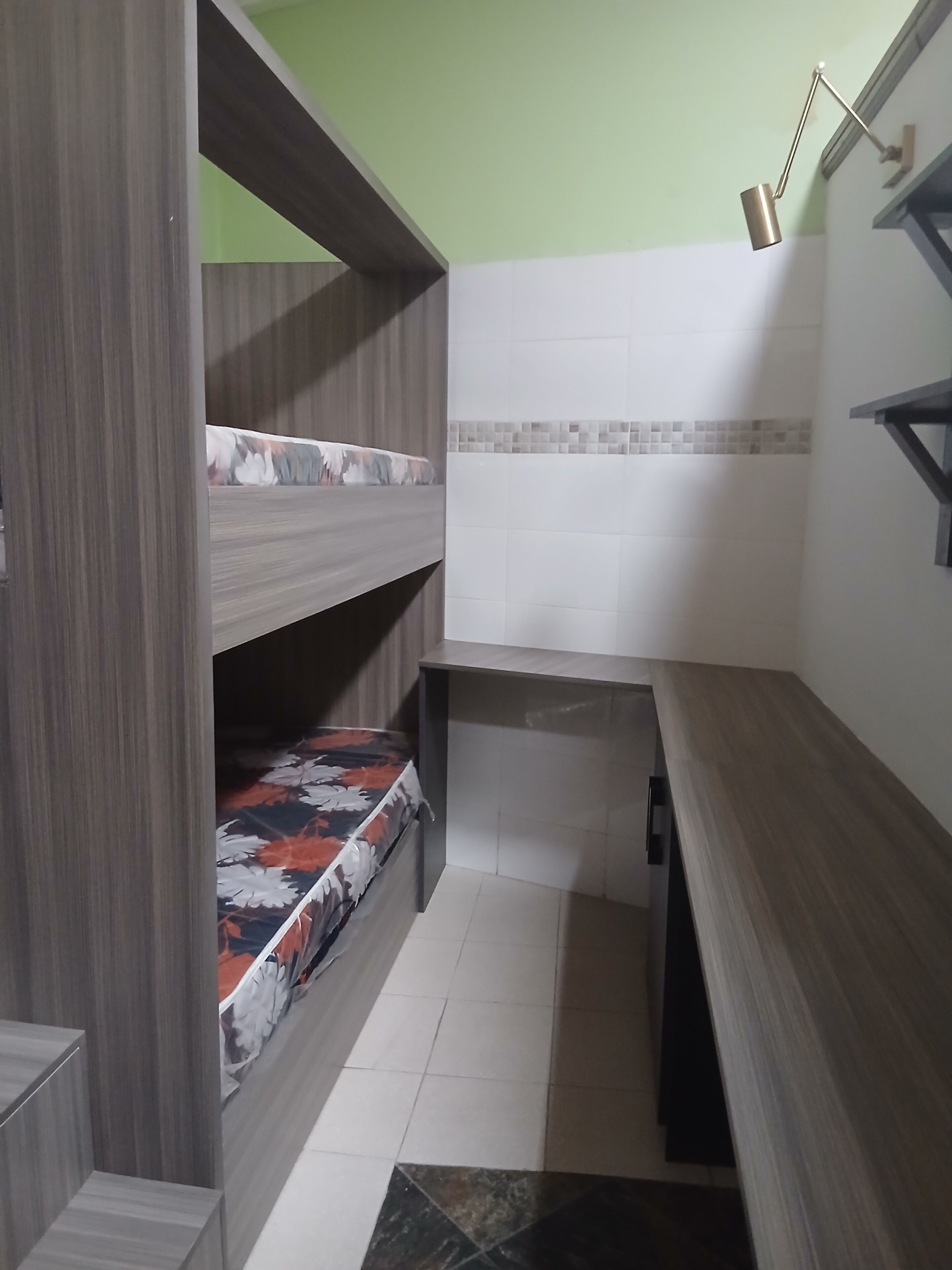 Dormitorio compartido económico | Decoración personalizada, muebles diferentes y escritorio 