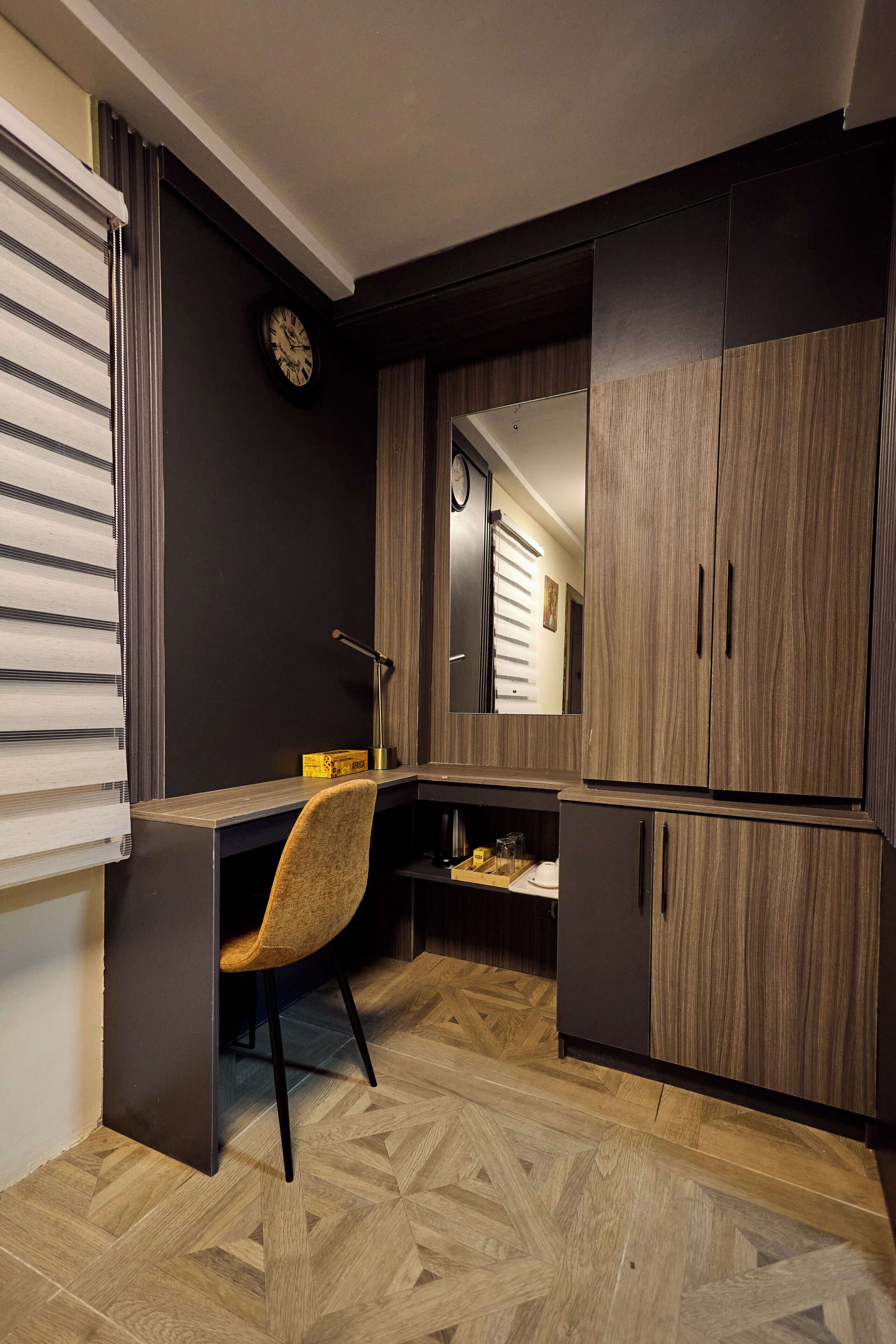Habitación doble estándar | Decoración personalizada, muebles diferentes y escritorio 
