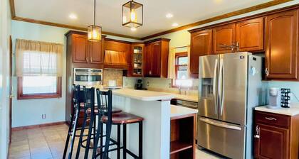 Wonderful 4-bedroom house in charming Downtown St. Joseph - The Residence