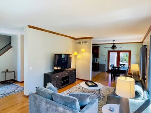 Living area - Wonderful 4-bedroom house in charming Downtown St. Joseph - The Residence (St. Joseph)