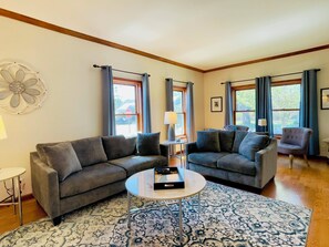 Living area - Wonderful 4-bedroom house in charming Downtown St. Joseph - The Residence (St. Joseph)