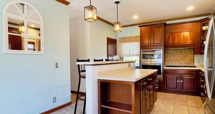 Wonderful 4-bedroom house in charming Downtown St. Joseph - The Residence