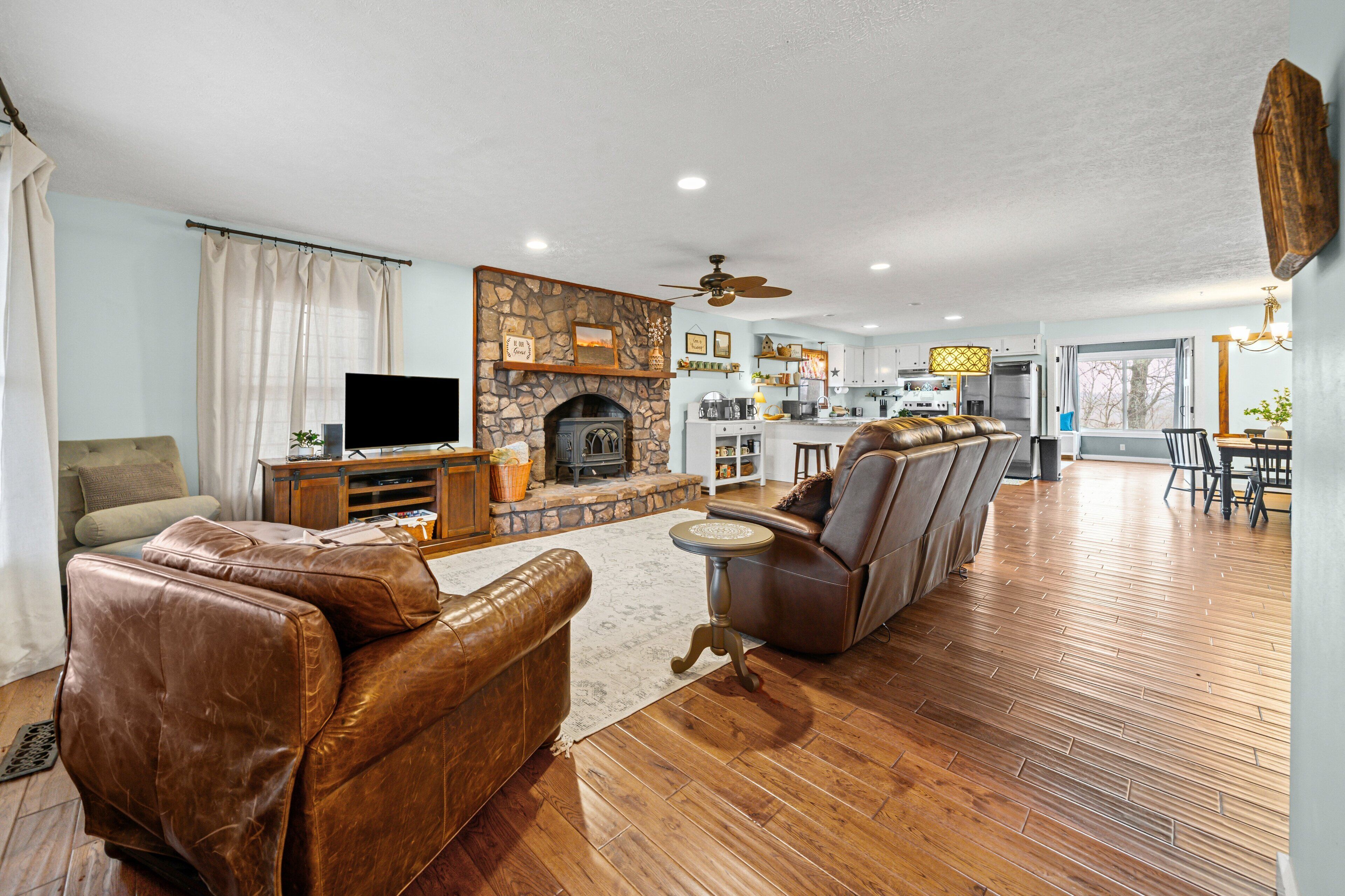 Una Smart TV, un reproductor de DVD, libros, una videoteca