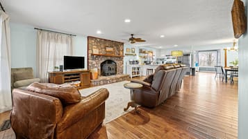 Una Smart TV, un reproductor de DVD, libros, una videoteca