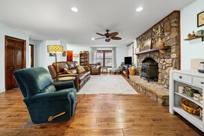 Smart TV, reproductor de DVD, libros y videoteca 