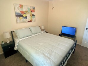 3 bedrooms, WiFi, bed sheets - Furnished 3BR Near UMC and Covenant, All Utilities, King bed/65” TV/Games & More (Lubbock)
