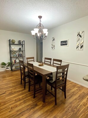 Dining - Furnished 3BR Near UMC and Covenant, All Utilities, King bed/65” TV/Games & More (Lubbock)