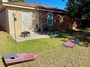 Outdoor dining - Furnished 3BR Near UMC and Covenant, All Utilities, King bed/65” TV/Games & More (Lubbock)